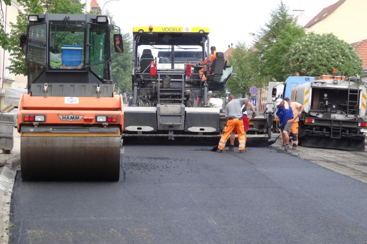 Megkezdődött az aszfaltozás a Jókai utcán