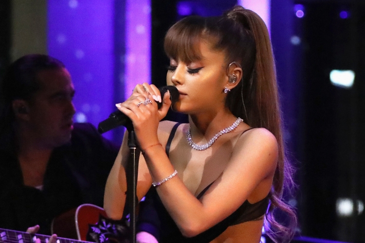 Világsztárokkal tért vissza Manchesterbe Ariana Grande a terror után
