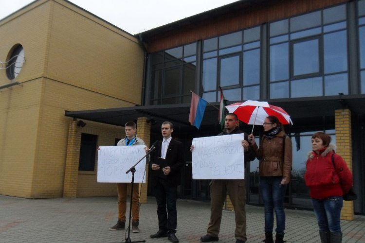 A pápai Jobbik IT ellenzi az uszodabezárást