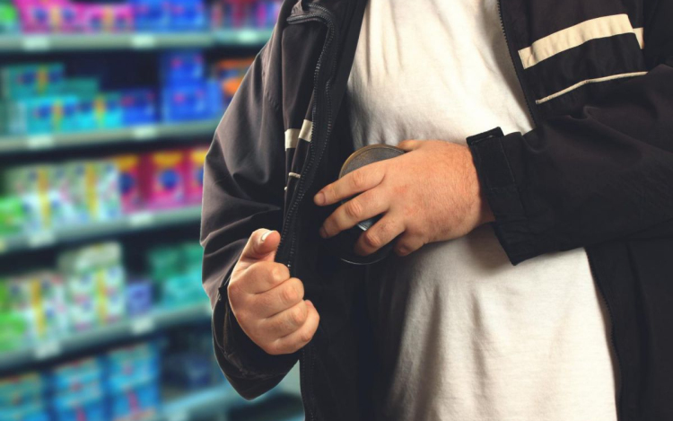 Rendszeresen lopta a parfümöket a 18 éves pápai fiatal, a rendőrök elfogták