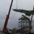 MiG-21 Emlékmű - Pápa - A gép emelése