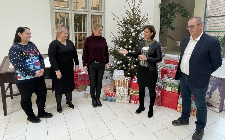 Cipősdobozok a Városháza dolgozóitól, rászoruló gyermekeknek