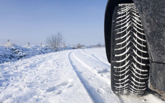 Baleset: Egymásba rohant két autó Tétnél