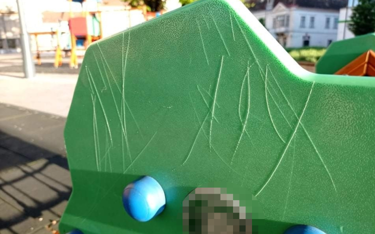Késsel rongálta meg a Fő téri játszótér egyik mászókáját egy lány