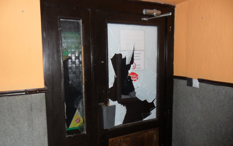 Kidobták a szórakozóhelyről, szamurájkarddal ment vissza