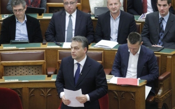 Orbán Viktor: A Pápai Húsgyár helyzete a felvett hitelek miatt zűrös