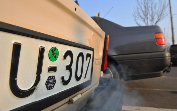 Feldrótozta a rendszámot az autójára