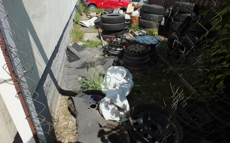 Gumiabroncsokat és felniket lopott