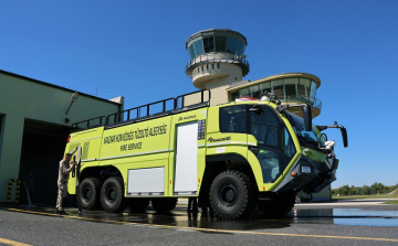 Új, hipermodern tűzoltóautó érkezett a Bázisrepülőtérre