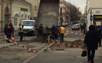 Útjavítás miatt lezárás van érvényben a Deák Ferenc utcán is