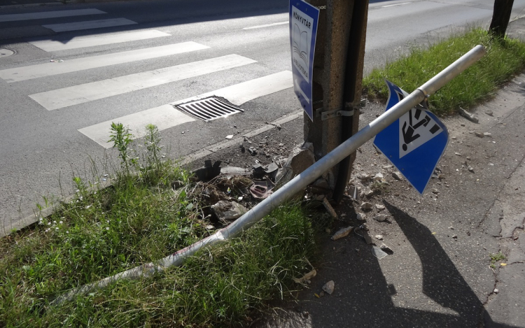 Valaki alaposan nekihajtott egy villanyoszlopnak a Fapiac téren