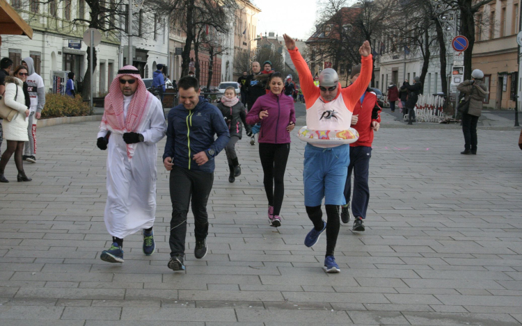 Sokan búcsúztatták futással az óévet a pápai Fő téren