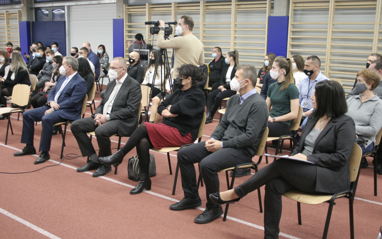 A sportban kiemelkedően teljesítő fiatalokat és felkészítőiket jutalmazták