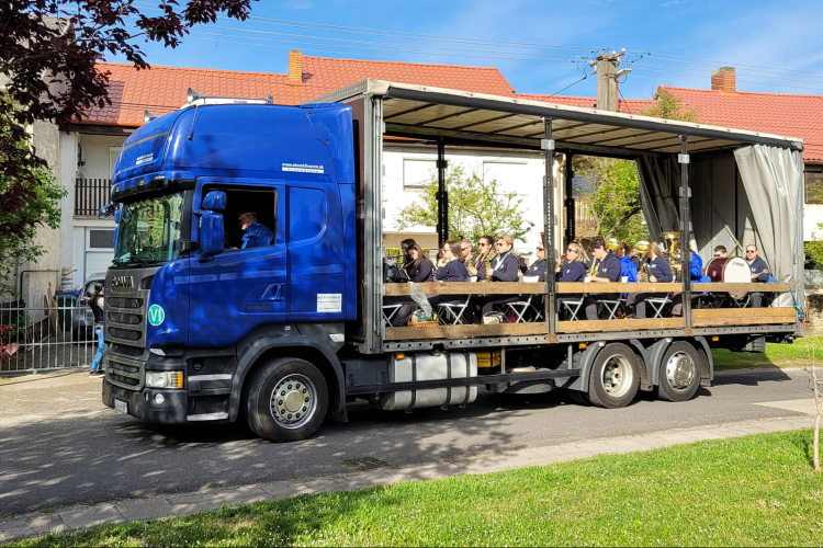 Elindultak a fúvósok, ébresztőt fújnak a városnak