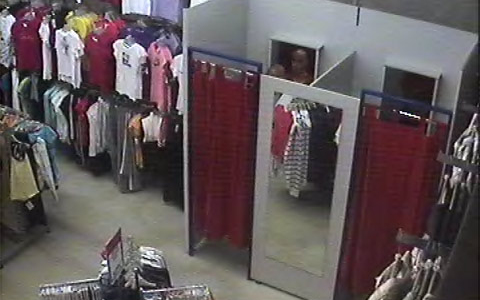 Ruhákat próbált meg ellopni az egyik pápai üzletből