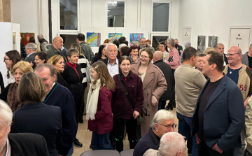 Pápai képzőművészek alkotásaiból nyílt tárlat a JMK színházépületében