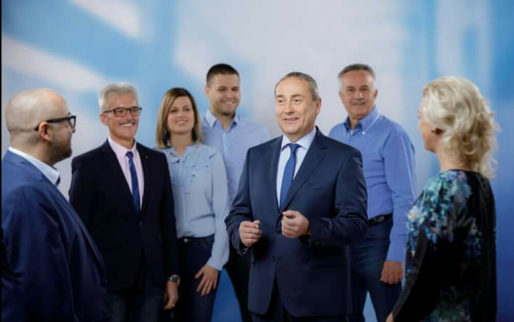 Másfél nap alatt háromezer aláírást gyűjtöttek össze dr. Kovács Zoltánnak