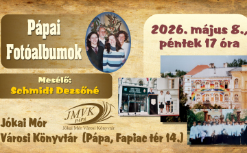 Schmidt Dezsőné nyitja ki fotóalbumát Pápán