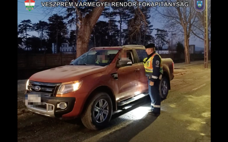 Az autók világítóberendezéseit ellenőrizték a rendőrök