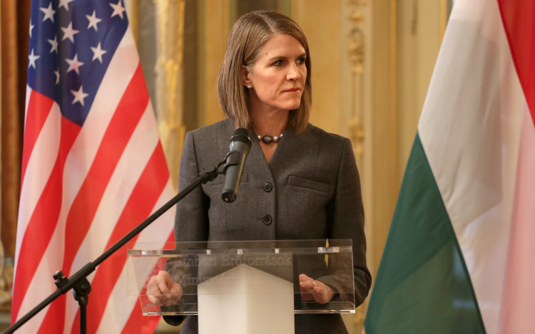 Colleen Bell légi kiképzést tekintett meg Pápán