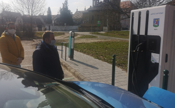 Már használható az elektromos töltőállomás a várkerti parkolóban