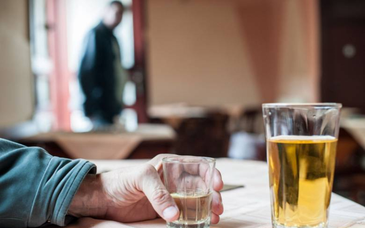 Együtt ittak újévkor ismerősével, aki ellopta a láncfűrészét, a telefonját és a sarokcsiszolóját