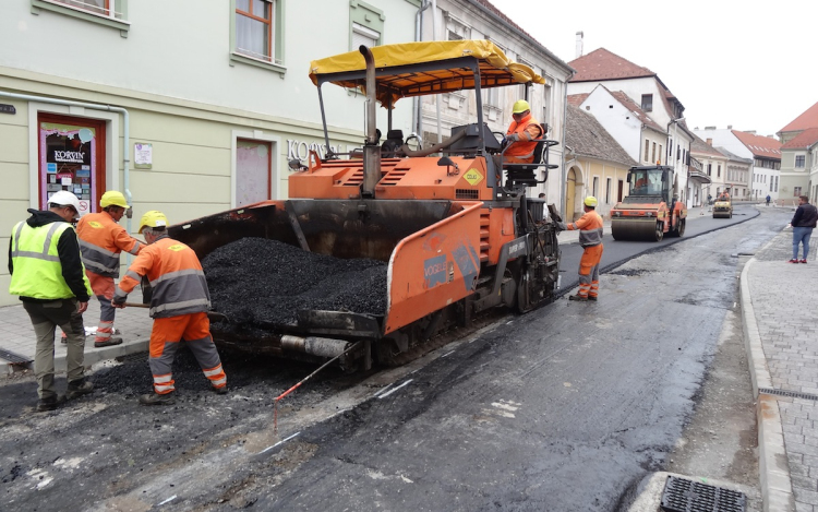 Aszfaltozzák a Korvin utcát
