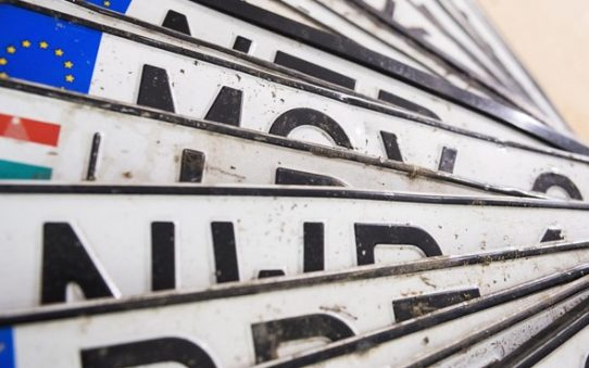 Más rendszámot szerelt fel az autóra