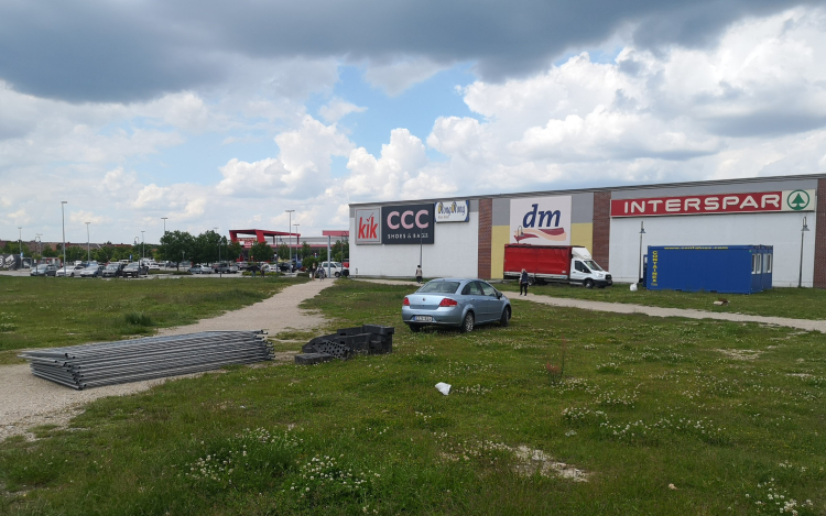 McDonald's Pápán? Felvonult a kivitelező az Interspar melletti területre