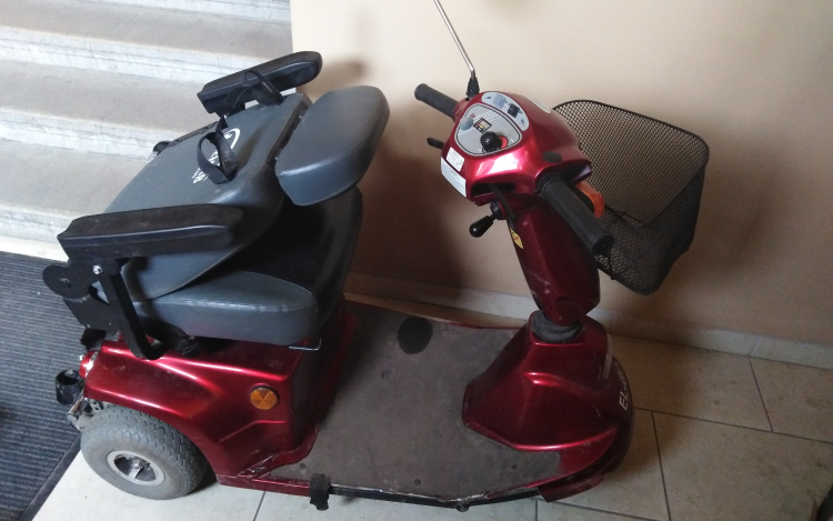 Kerekesszéket lopott