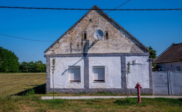 Béb polgármestere egyedüli licitálóként vásárolta meg egy négygyermekes család házát