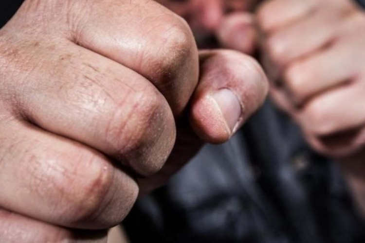 Megrongált egy autót, a tulajdonosát pedig bántalmazta a 29 éves Pápa környéki férfi