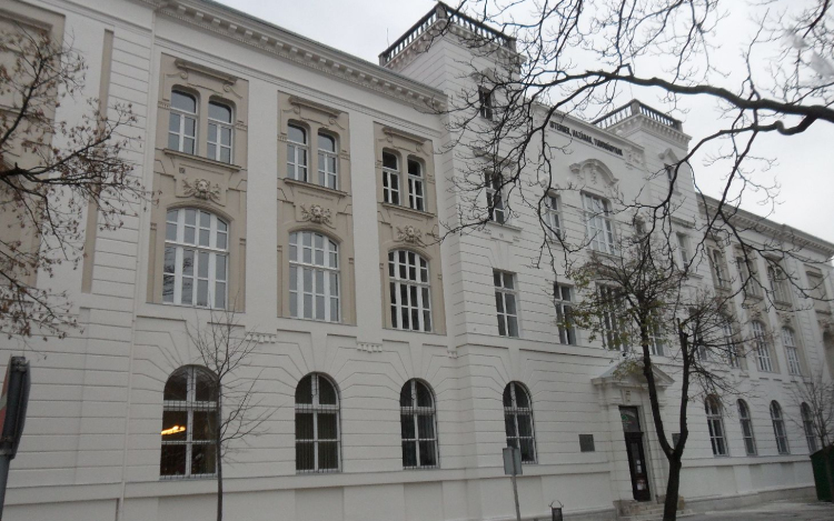 Felújították a Refi homlokzatát