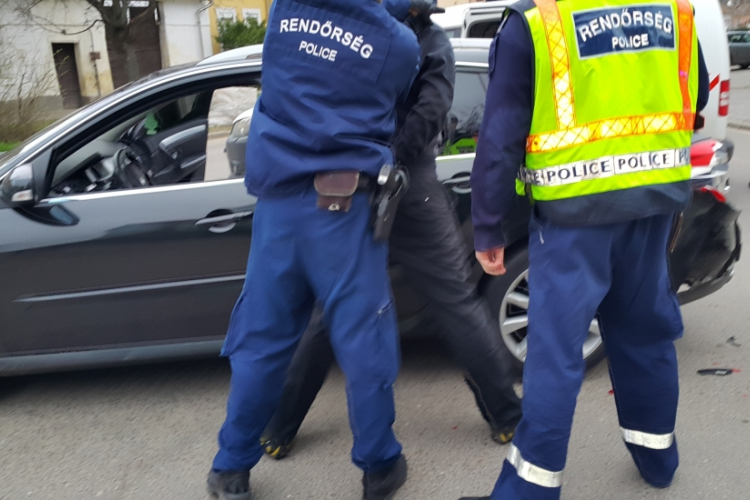 Körözött személyeket fogtak el a pápai rendőrök 