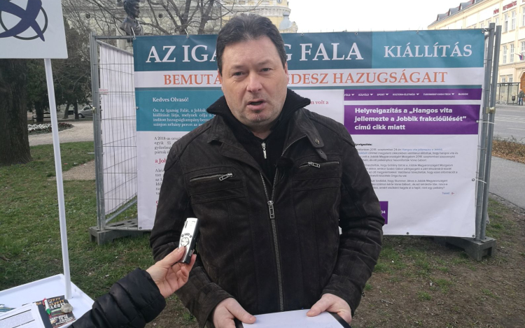 Helyreigazító cikkekből csinált kiállítást a Jobbik