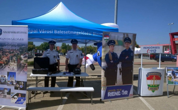 Az egyik pápai áruház parkolójában várták az érdeklődőket a rendőrök