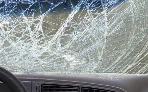 Felborult egy kisteherautó Pápa és Nagygyimót között - Teljes az útzár