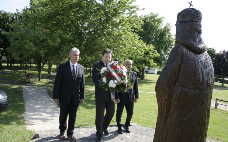 Koszorúzással emlékezett az ellenzék Trianonra