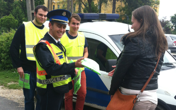 Láthatósági mellényt kaptak a rendőrtől
