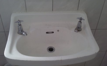 Összetörte a mosdókagylót