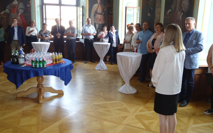 A ballagó diákok osztályfőnökeit köszöntötte a polgármester