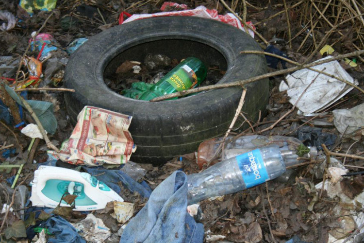 A polgárőr fémhulladék-kereskedő elhagyott bányába hordta a hulladékot