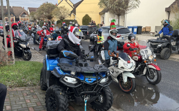 Többszáz gyermeket leptek meg a Motoros Mikulások Pápán