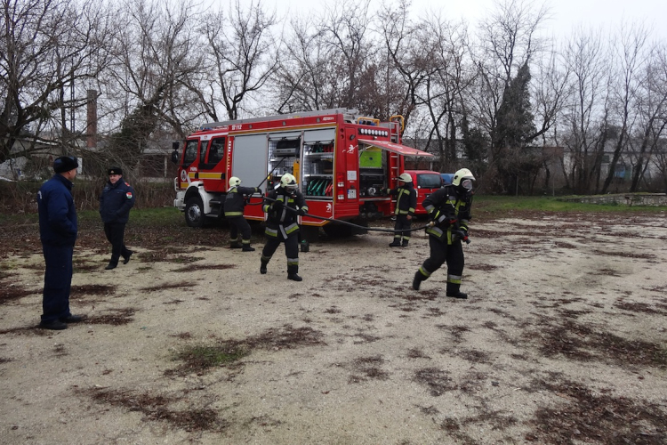 Szemét kapott lángra egy  Debrentei Gábor utcai ház tornácán