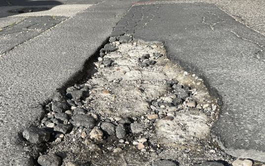 A hideg aszfalt helyett betonnal kátyúznak ideiglenesen