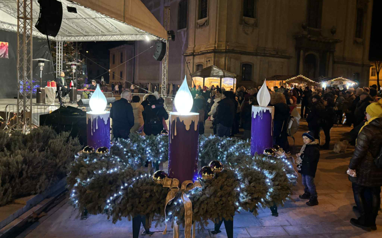 Már a második gyertya is világít a Fő téren