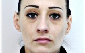 A képen látható nő magára hagyott egy 14 hónapos babát az utcán