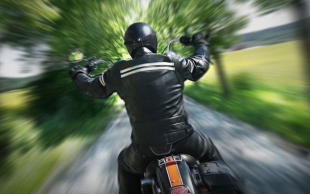 Mutatta a motorosnak, hogy túl gyorsan hajt, cserébe elgázolta