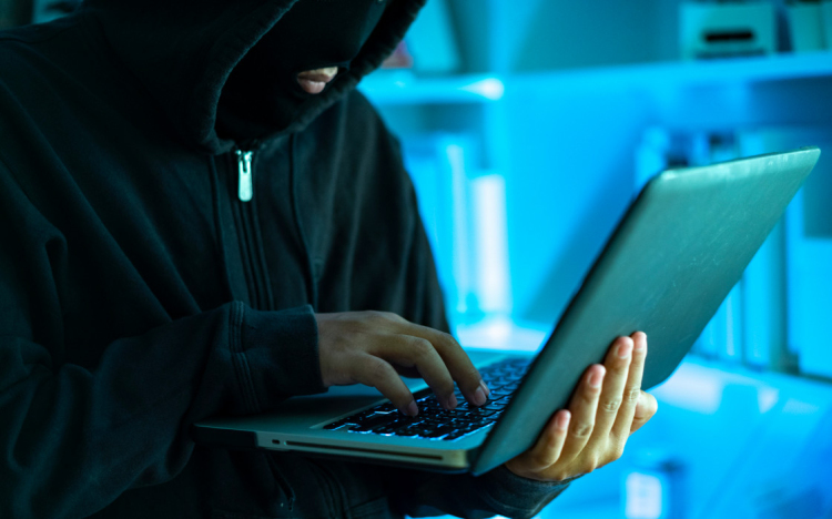 Egymillió forintot csalt ki pápai áldozatától, letartóztatták!