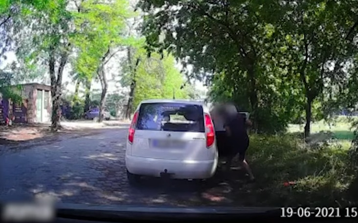 Két tolvaj buktatott le egy autó - VIDEÓ